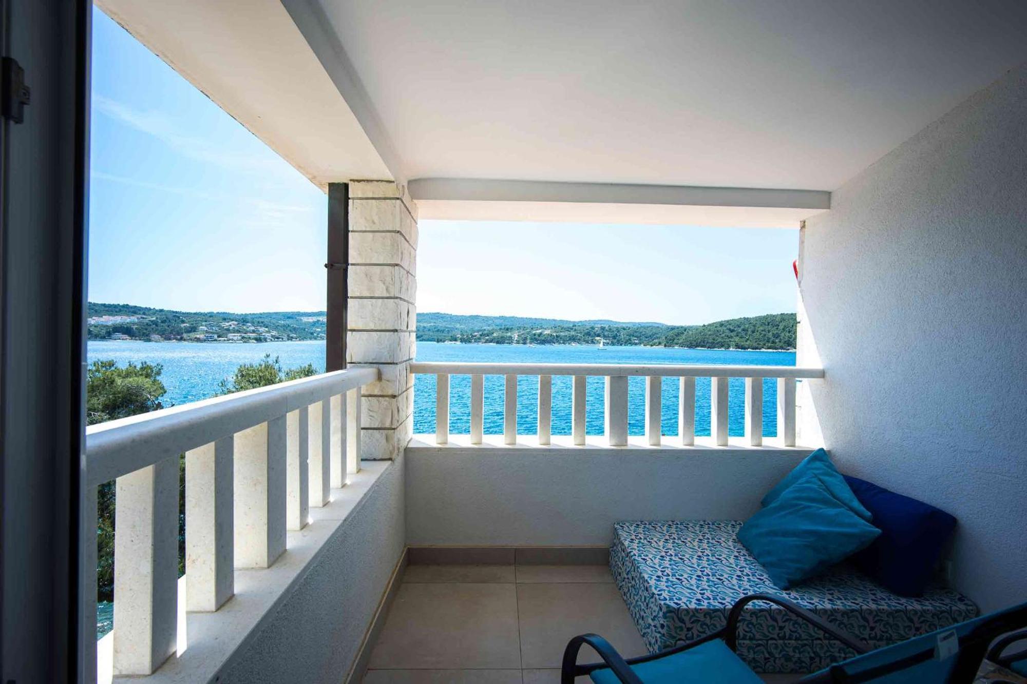 Boutique Guesthouse Sveti Petar, On The Beach, Heated Pool & Boat Berth - Adult Only Nečujam Rom bilde