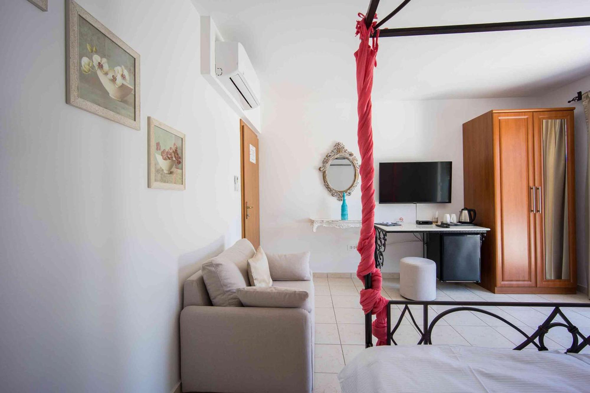 Boutique Guesthouse Sveti Petar, On The Beach, Heated Pool & Boat Berth - Adult Only Nečujam Rom bilde