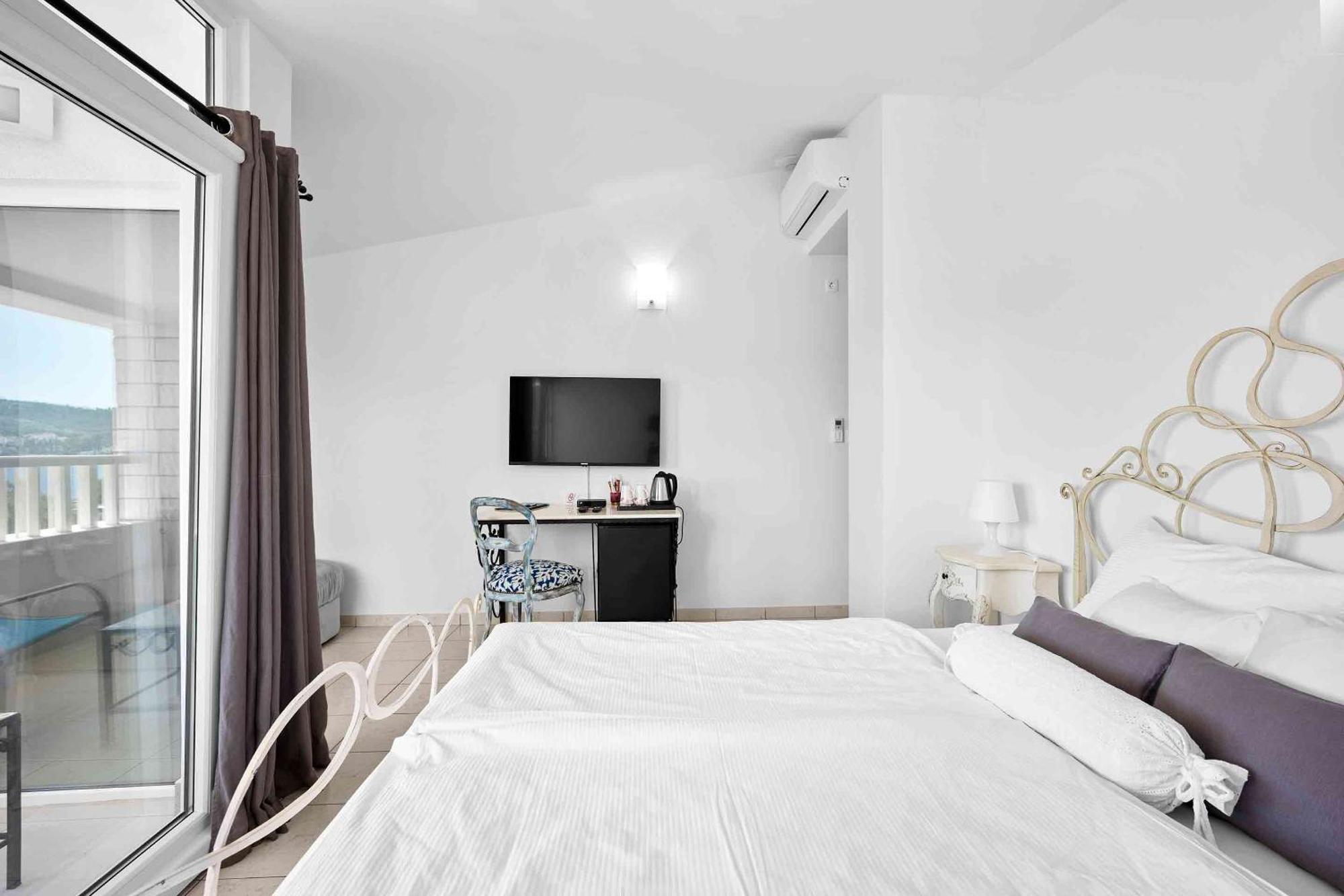 Boutique Guesthouse Sveti Petar, On The Beach, Heated Pool & Boat Berth - Adult Only Nečujam Rom bilde