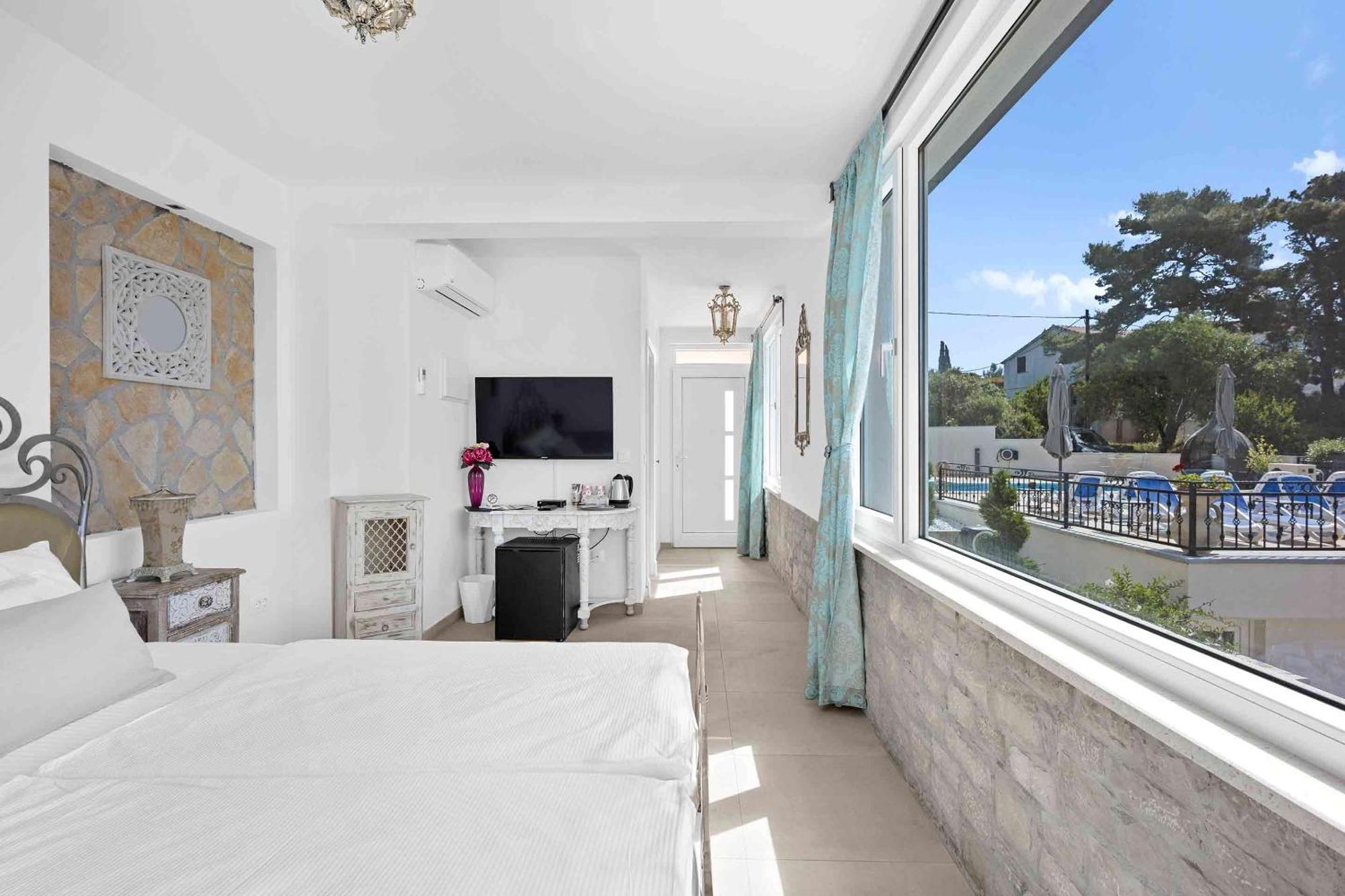 Boutique Guesthouse Sveti Petar, On The Beach, Heated Pool & Boat Berth - Adult Only Nečujam Rom bilde